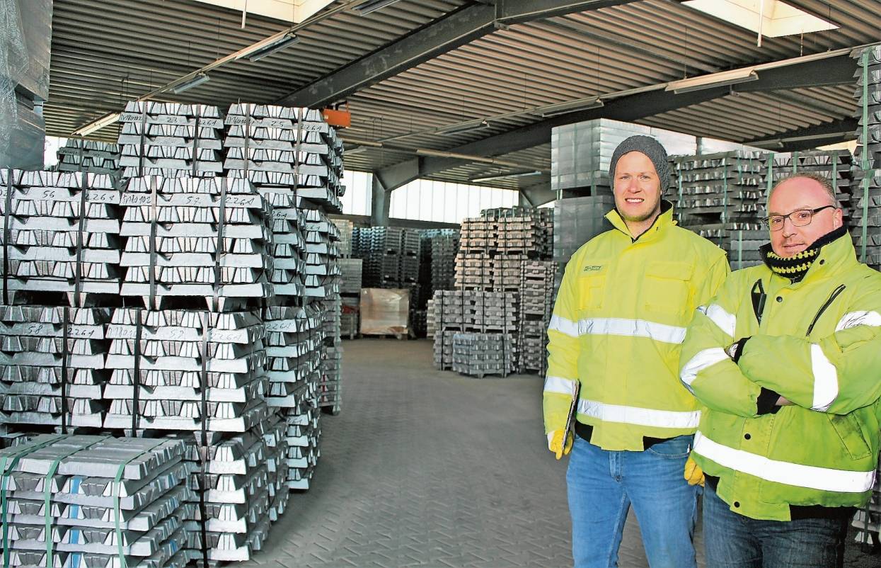  Inhaber Jens Scharrenberg (rechts) und sein Mitarbeiter stehen in der großen Lagerhalle auf dem Betriebsgelände des Unternehmens an der Industriestraße, von welcher aus die Aluminiumblöcke in die ganze Welt versendet werden. 