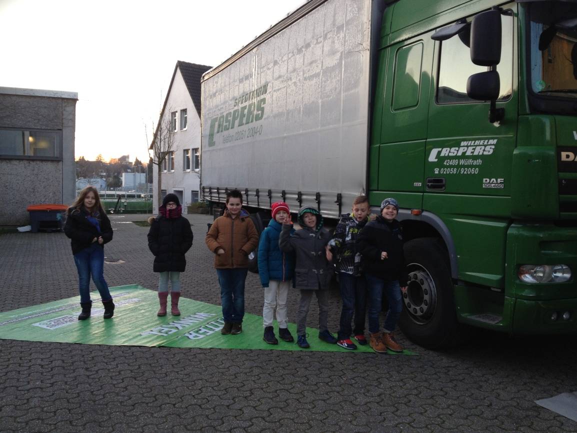 Ungewöhnliche Verkehrserziehung an der Katholischen Grundschule: Schulklasse verschwindet im toten Winkel