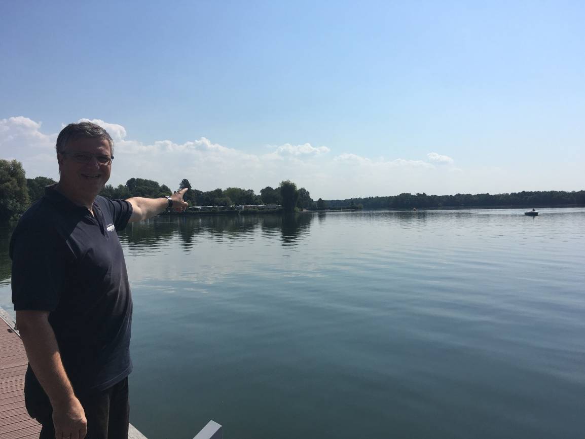  Peter von Rappard, Geschäftsführer des Zweckverbandes Unterbacher See, deutet auf den derzeit geschlossenen Nordstrand des Unterbacher Sees. 