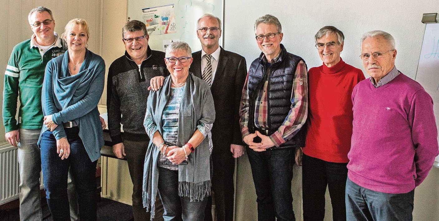  Vorsitzender Norbert Danscheidt (Mitte) mit den Jubilaren Winfried und Heidemarie Hartung, Otto und Ute Herber, Peter Bentlage, Reinhard Fluss und Ulrich Günther (v.l.n.r.). 