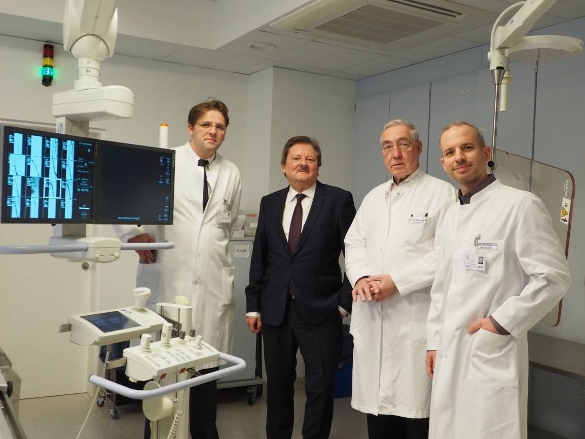  Priv.-Doz. Dr. med. Christian Berg, Chefarzt Innere Medizin (Schwerpunkt Angiologie, Diabetologie, Endokrinologie), Geschäftsführer Dipl.-Oec. Bernd Huckels, Prof. Dr. Dr. h.c. Wilhelm Sandmann, Sektionsleiter Gefäßchirurgie und Dr. med. Oliver Hofer, Leitender Arzt Intensiv- und Notfallmedizin. 