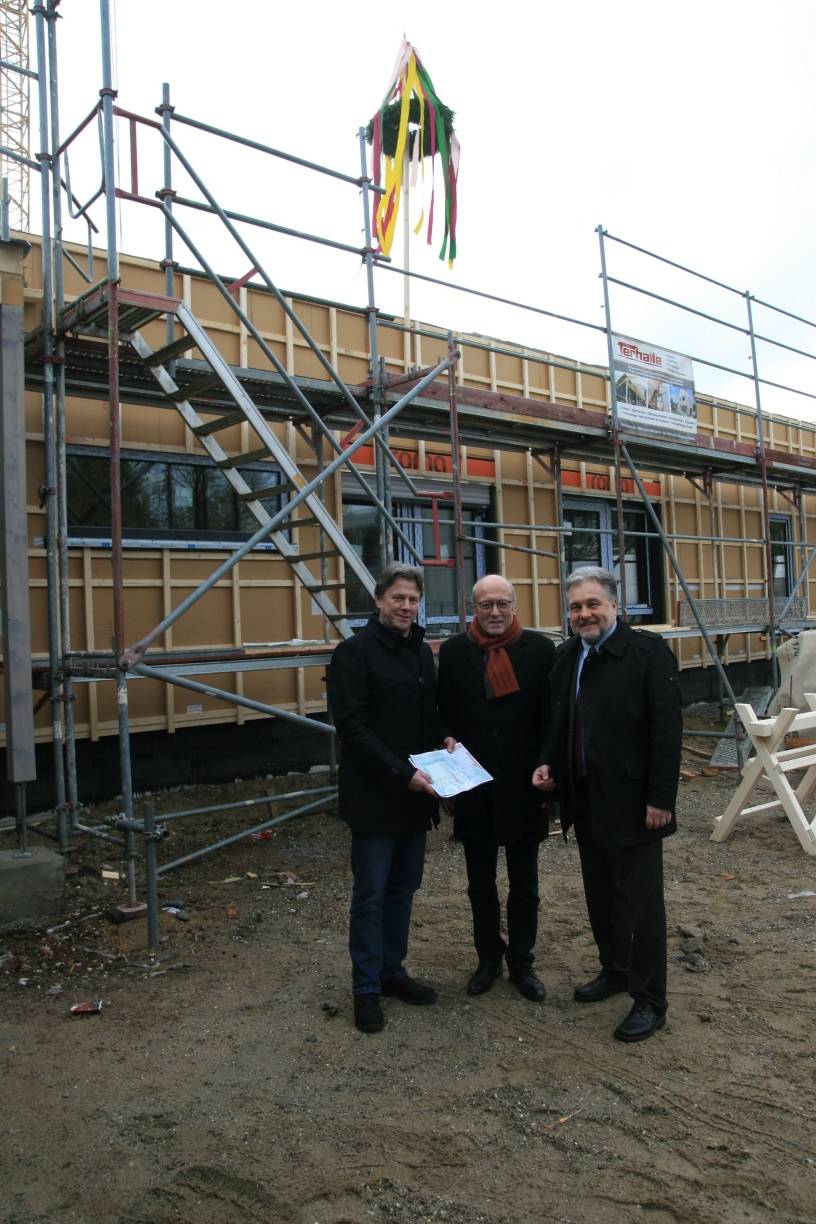  Bürgermeister Thomas Dinkelmann mit dem Vorsitzenden der Kreis-AWO, Hans-Anton Fliegauf (Mitte), und Architekt Gottfried Meerkamp. 