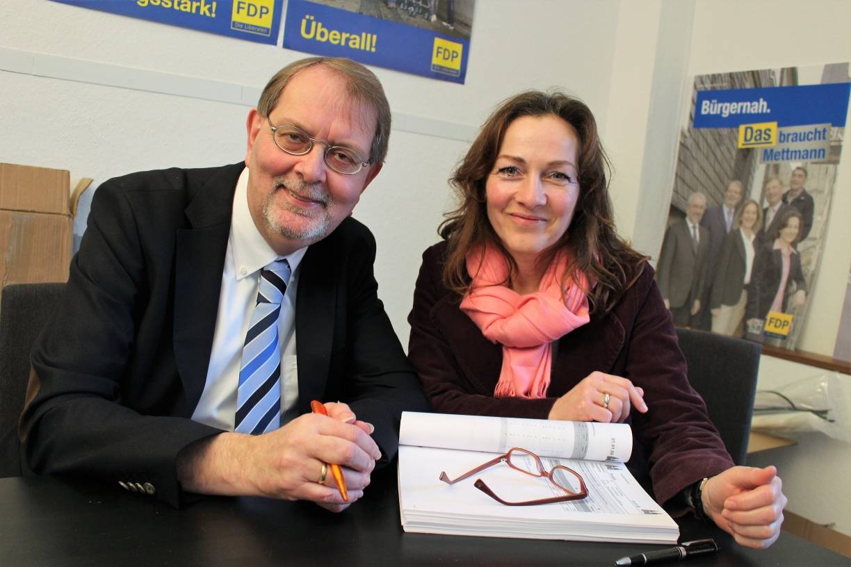  FDP-Fraktionsvorsitzender Klaus Müller und Ortsverbandsvorsitzende Andrea Metz stellen den diesjährigen Haushaltsplan auf den Kopf. 