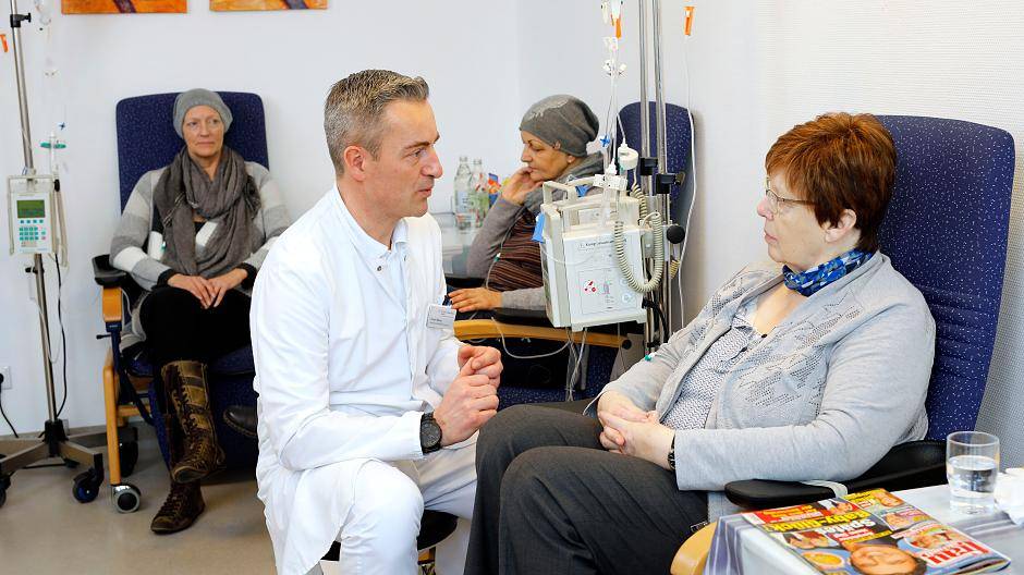 Know how und Vertrauen beim Patientengespräch in der Chemo-Ambulanz am St. Josefs...