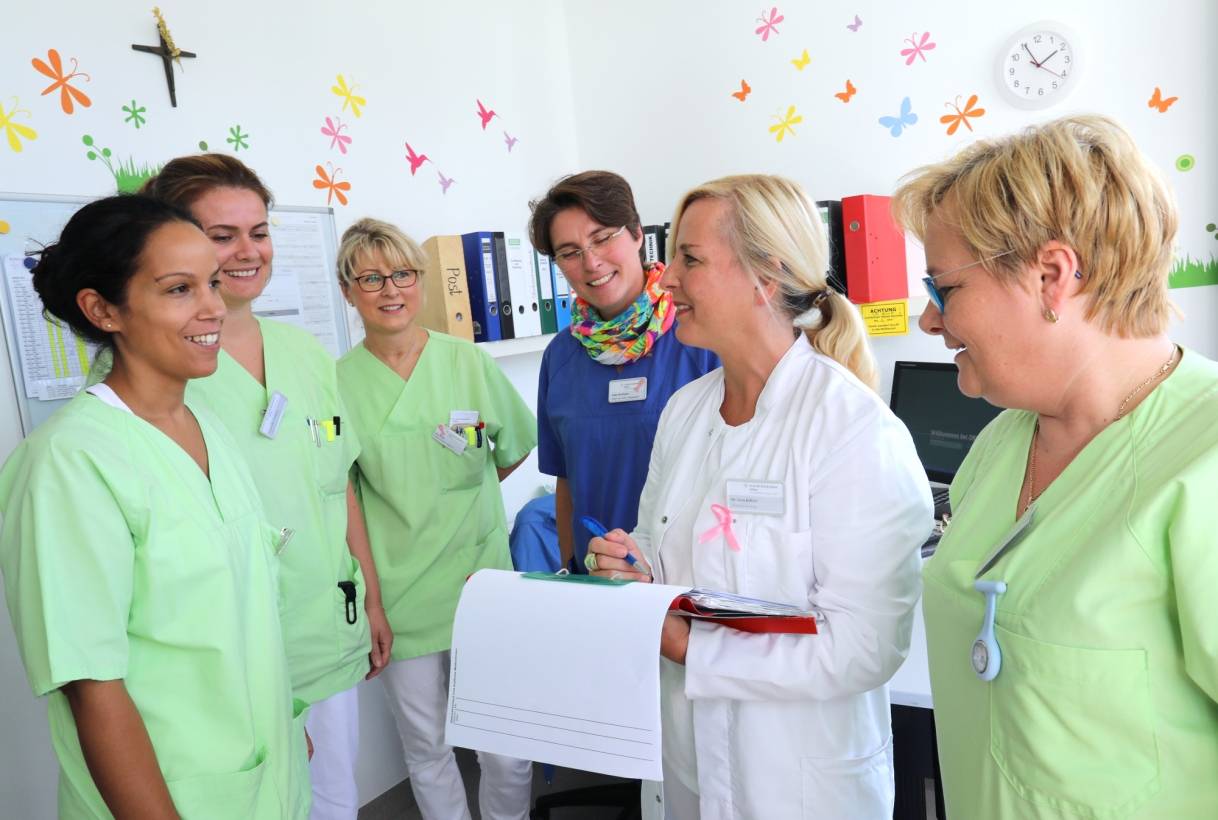  Teamarbeit ist wichtig: Chefärztin Dr. Livia Küffner bei einer internen Besprechung. 