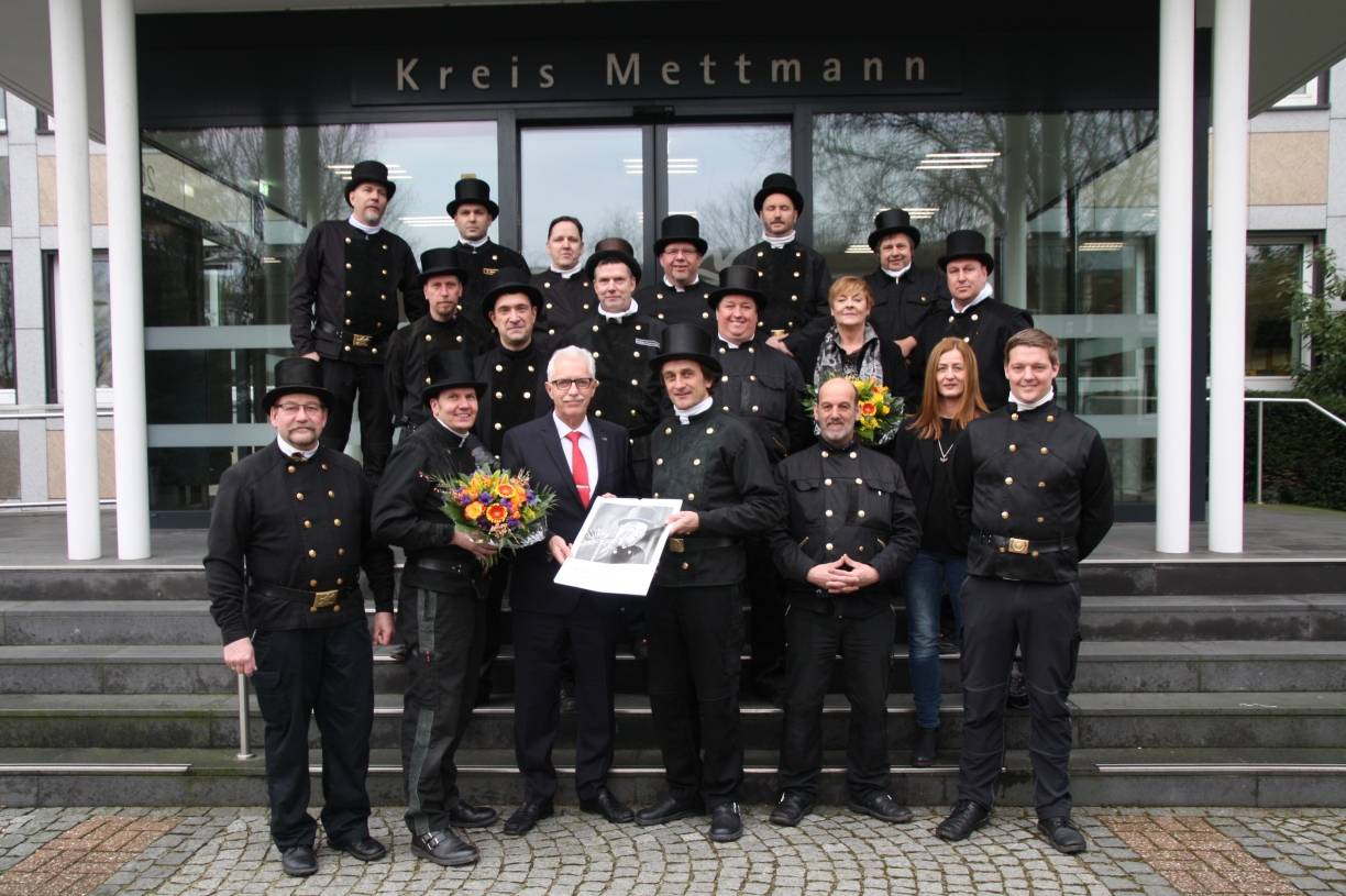  Schornsteinfeger Kreisobmann Frank Köster und seine Kollegen wünschen Landrat Thomas Hendele viel Glück für 2018. 