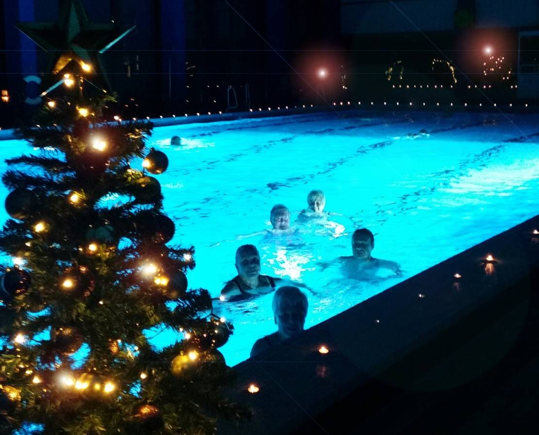 Adventliches Lichterschwimmen im Hallenbad