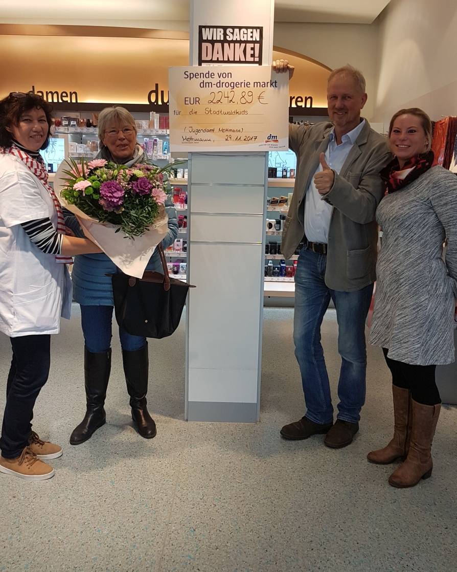  Annette Pohl (l.) und Anja Henniger (r.) überreichten Anita Schäfer und Axel Mewen den großen Scheck über 2242,89 Euro.  