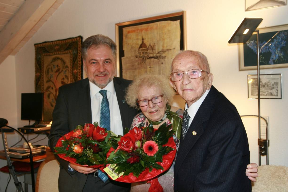  Bürgermeister Thomas Dinkelmann gratuliert dem Jubelpaar Hella und Werner Böhmert. 