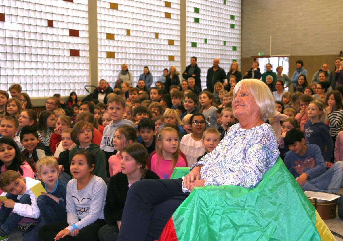  Rektorin Wilma Rohde wurde in der Turnhalle der Schule von Schülern, Lehrern und Eltern verabschiedet. 