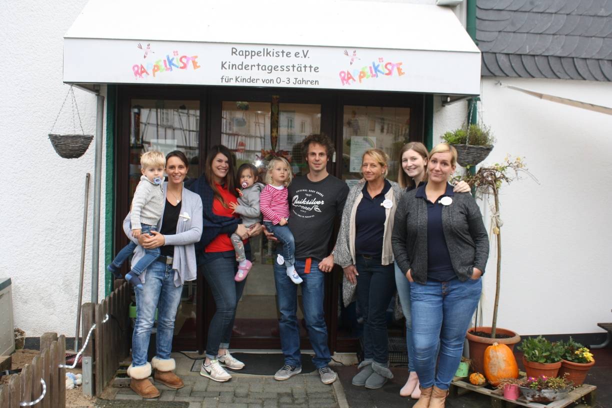 Das Rappelkistenteam Jennifer Cyganek, Vanessa Witte, Mario Isermann, Andrea Becker, Nina Pusnik, Christiane Nysen samt einiger Miniknirpse. 