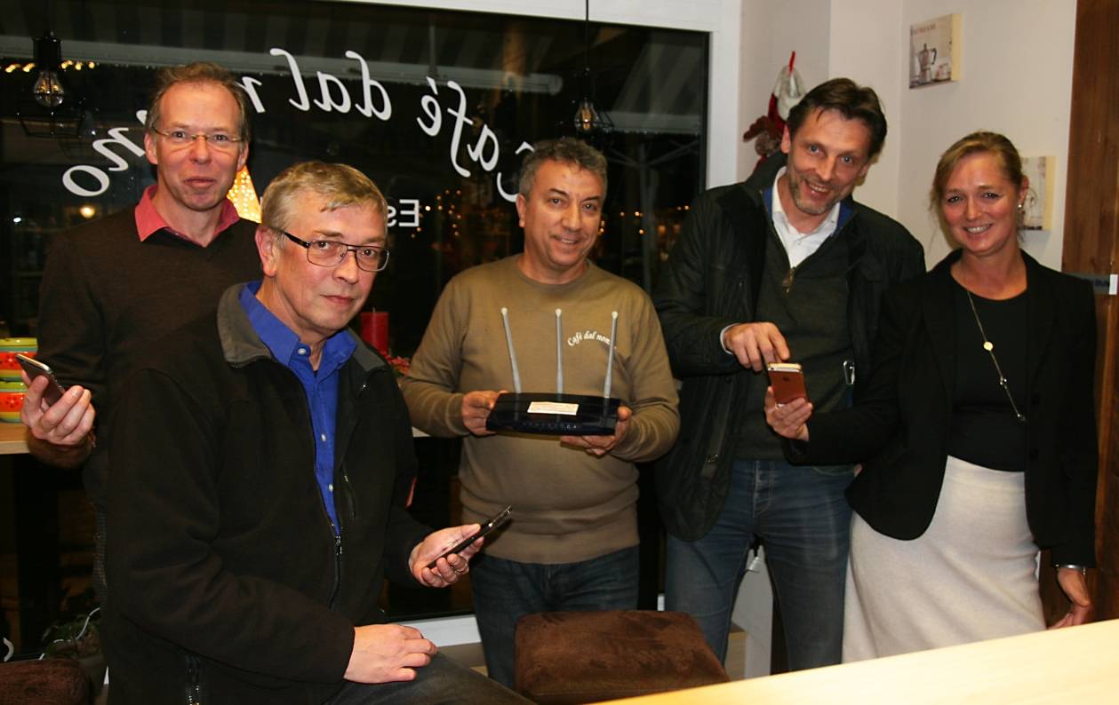  Christian Schwarz, Lutz Wulfestieg, Antonio Nicoli, Axel Ellsiepen und Manuela Jakobs-Woltering werben für den Ausbau des freien Internets in der Mettmanner Innenstadt.  