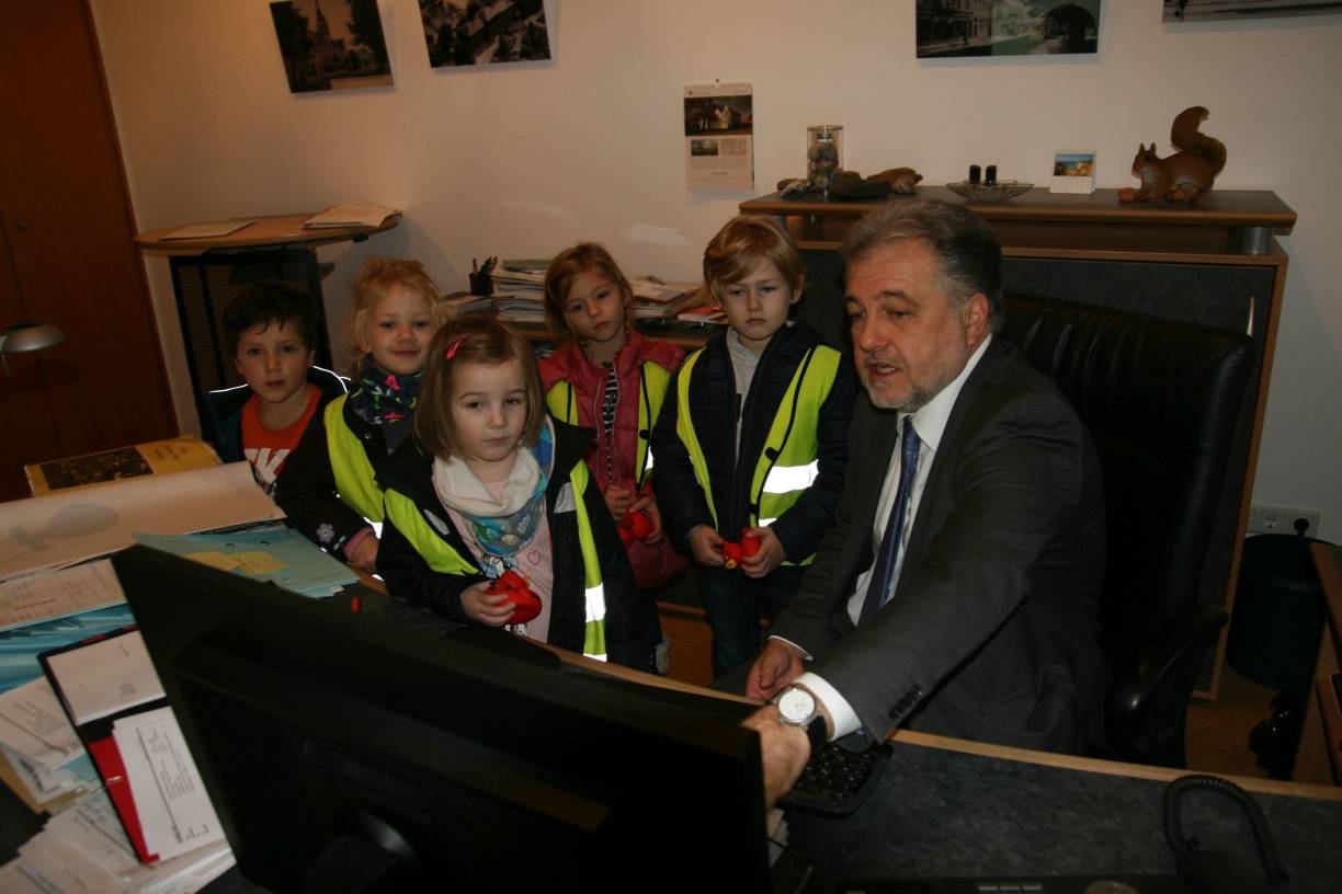  Der Bürgermeister zeigte den Kindern, wieviele E-Mails er täglich bekommt. 