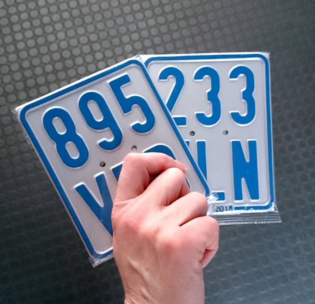  Am 1. März 2018 startet die neue Mopedsaison. Ab dann gelten die neuen, blauen Versicherungskennzeichen. Die schwarzen Schilder verlieren Ende Februar ihre Gültigkeit. 