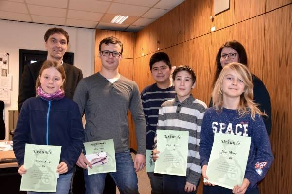  Schulleiter Hanno Grannemann und die Sieger des Mathe-Wettbewerbs. 