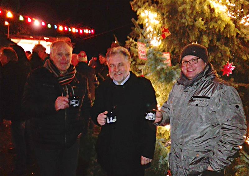  Bürgervereins-Vorsitzender Helmut Gienau, Bürgermeister Thomas Dinkelmann und Christoph Siegert vom Ortsausschuss der Kirchengemeinde St. Judas Thaddäus. 