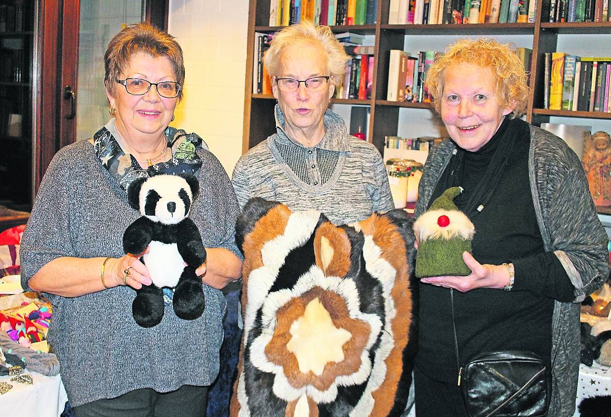  Verkaufen selbstgemachte Lieblingsstücke: (v.l.) Gudrun Woike, Erika Bittner und Renate Schmid. 