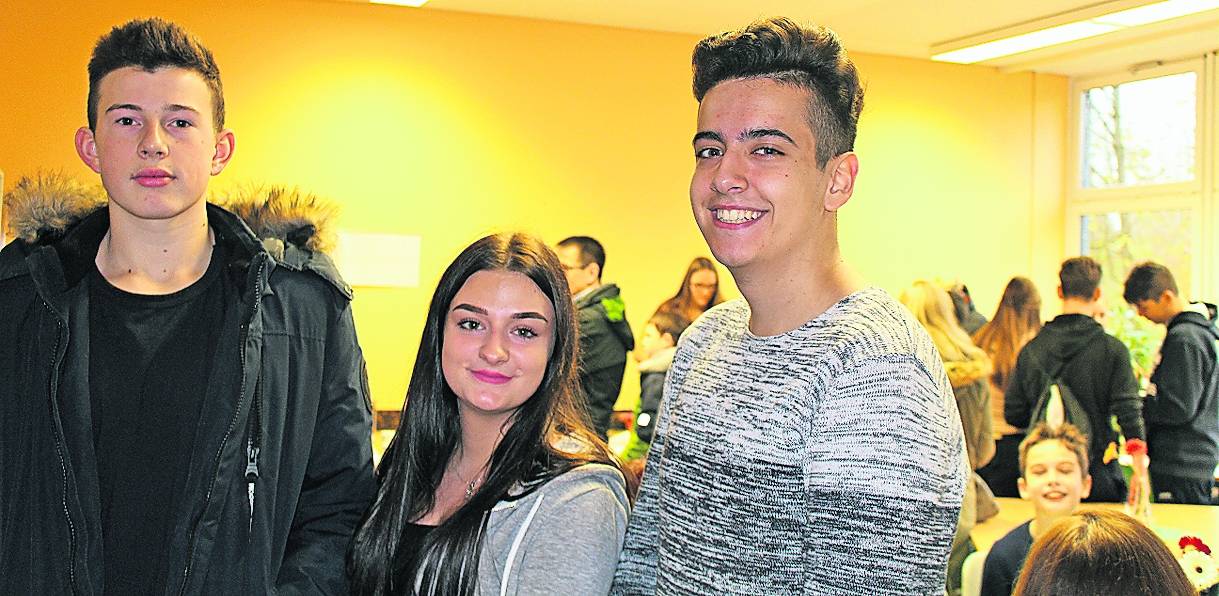 Die Schüler Ian (15), Anna (15) und Ferhat (16) sind stolz auf ihre Schule. 