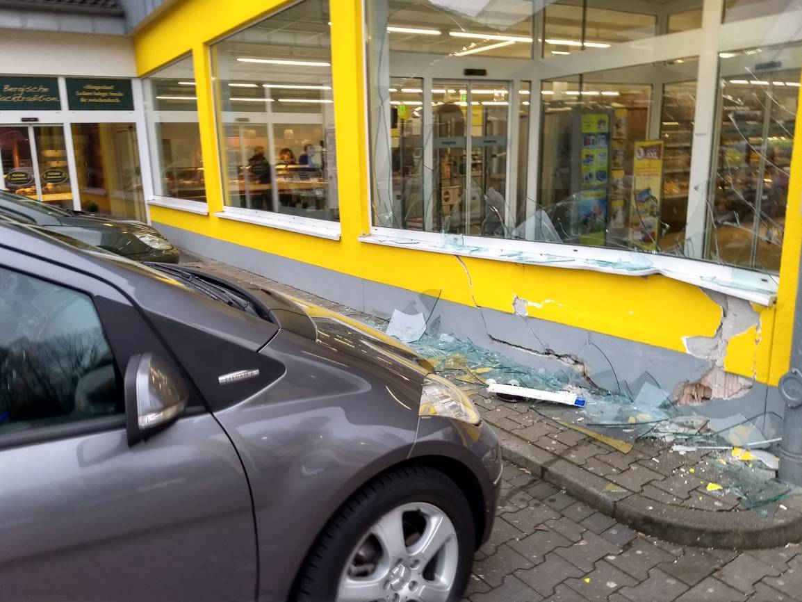 Auto kracht in die Fensterscheibe des Netto-Marktes