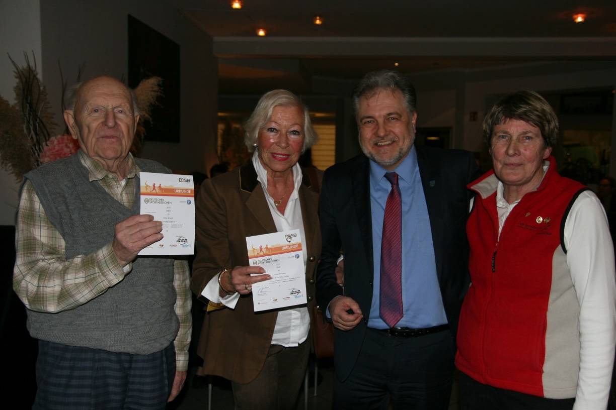  Bürgermeister Thomas Dinkelmann und Gisela Winzer (rechts) mit Fritz Brosch (mit 92 Jahren der älteste Teilnehmer) und Christel Rahlwes, die das Sportabzeichen zum 40. Mal abgelegt hat. 