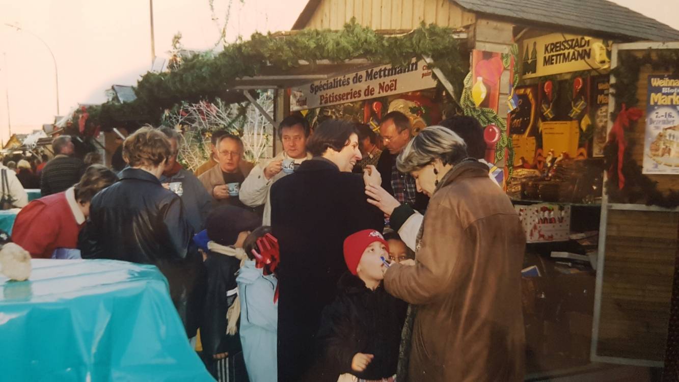  Peter Langbehn in seiner Mettmanner Bude auf dem Lavaler Marché de Noel. 