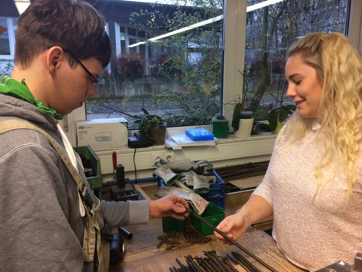  Ein Hephata-Angestellter und Praktikantin Sarah in einer Werkstatt der Betriebsstätte Benninghof in Mettmann. 
