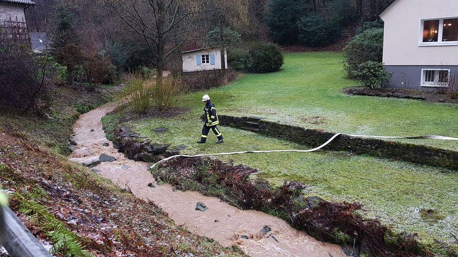 Feuerwehr Haan pumpt Keller leer