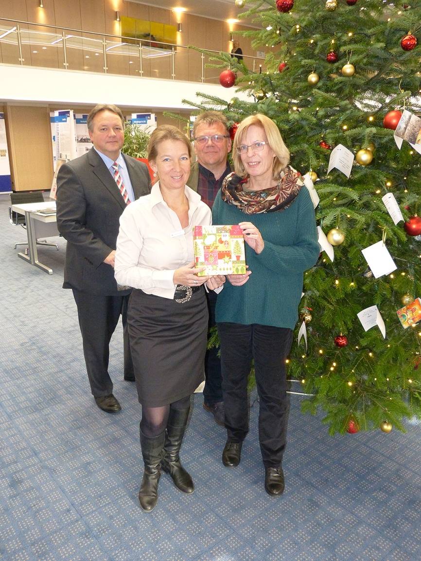  Auch 2017 suchen sie wieder Mettmanner, die Freude schenken wollen: Thomas Rasch (Caritas), Heike Hildebrandt (KSK), Bianca Schnee (Caritas) und Thomas Döring (KSK). Der Wunschbaum der Kreissparkasse ist mittlerweile ein echter Klassiker. 
