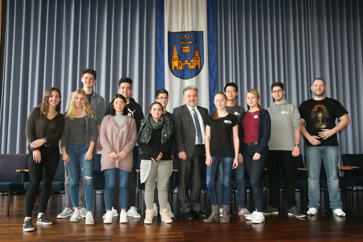  Bürgermeister Thomas Dinkelmann (m.) und Ogün Yilmazer von der Jugendförderung (r.) beim Treffen mit den Schülervertretern.  