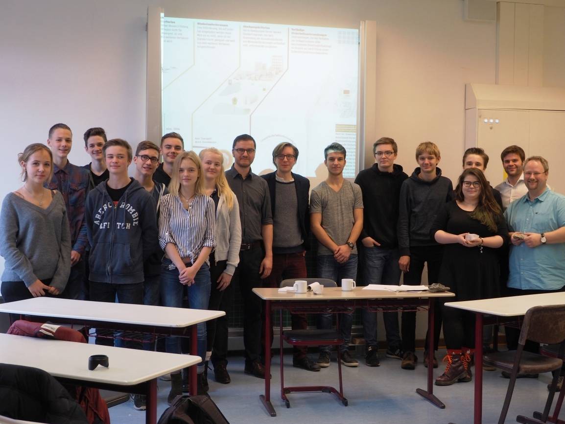  Andreas Hinz und Jochen Ahlswede (Mitte) vom Bundesamt für kerntechnische Entsorgungssicherheit mit den Schülern der Projektgruppe und den Lehrern Sebastian Bollig und Dr. Björn Hildebrandt. 