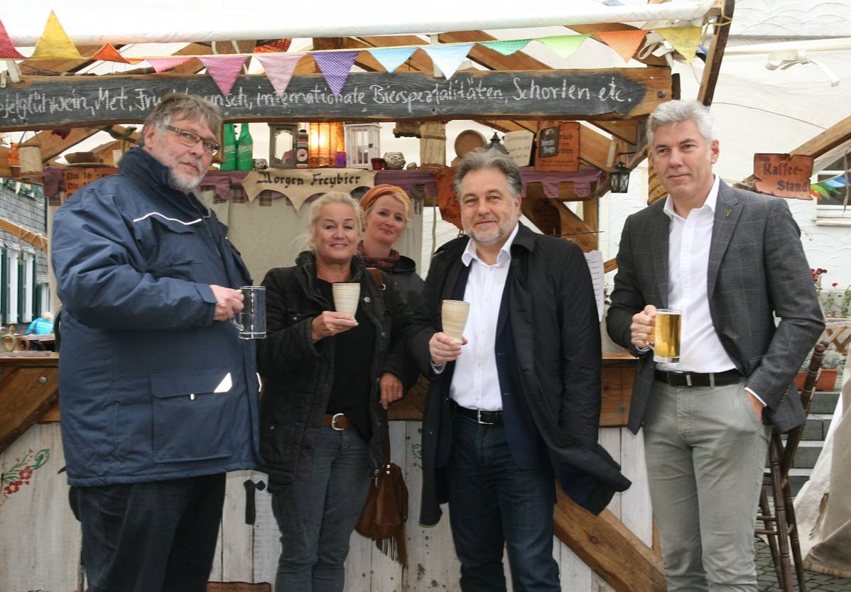  Bürgermeister Thomas Dinkelmann (2.v.r.) genoss seinen Besuch des Ritterfestes. 