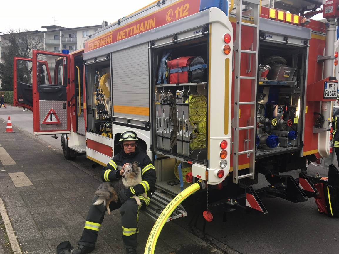 Feuerwehr Mettmann rettet Vierbeiner aus verrauchter Wohnung