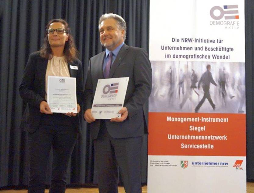  Bürgermeister Thomas Dinkelmann und Sonja Runkel nahmen das Siegel für den Baubetriebshof entgegen. 