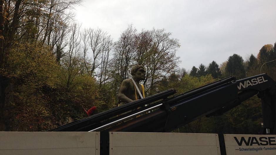 Der "Neanderthaler mit Keule" ist auf dem Bauhof zwischengelagert und wird seinen neuen...