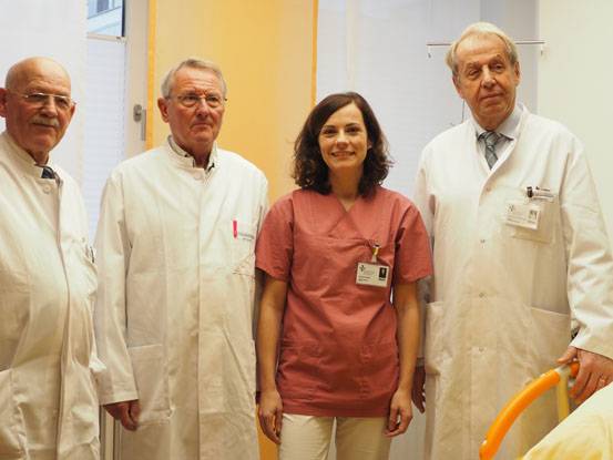  v.l.n.r.: Dr. med. Constantin Pagouras, Dr. med. Edgar Harms, Chef- Hebamme Claudia Brieske und Prof. Dr. med. Christoph Werner. 