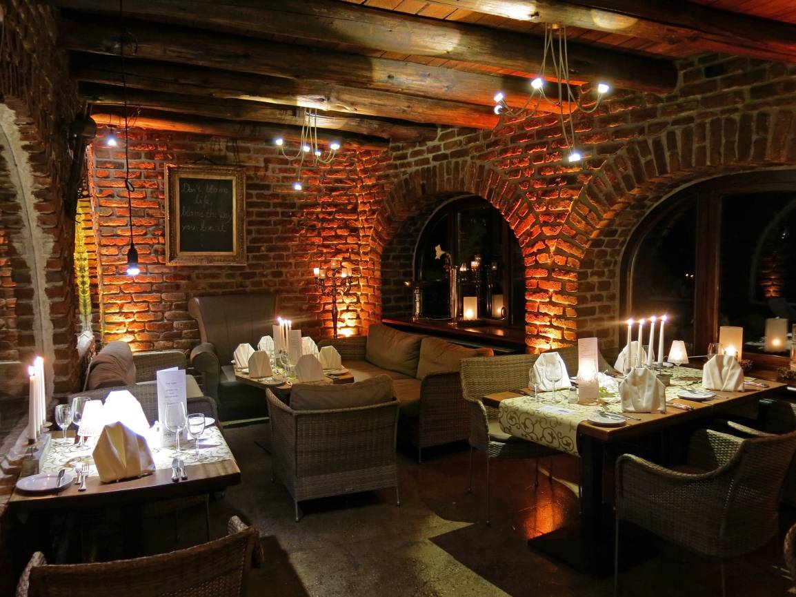  Die Tenne-Lounge bietet ein ganz besonderes Flair, farbliches Licht unterstützen die tolle Atmosphäre.  