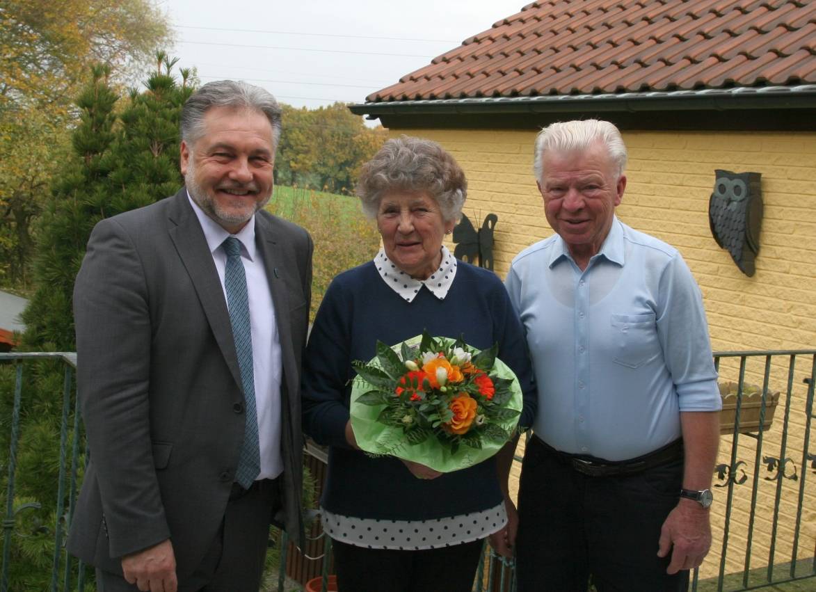  Bürgermeister Thomas Dinkelmann gratulierte Rosel und Hans Holland zur Diamantenen Hochzeit. 