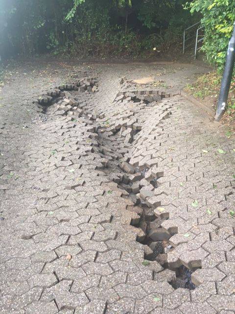  Der Fußweg zwischen der Treppe Am Freistein und der Straße Große Furth wurde nach den sintflutartigen Regenfällen am 19. Juli stark beschädigt. 
