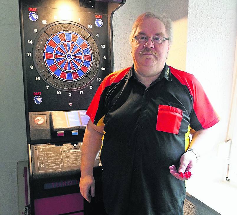  Hans-Joachim Moog in seinem selbst entworfenen Darttrikot in der Bergklause an der Bergstraße in Mettmann. 