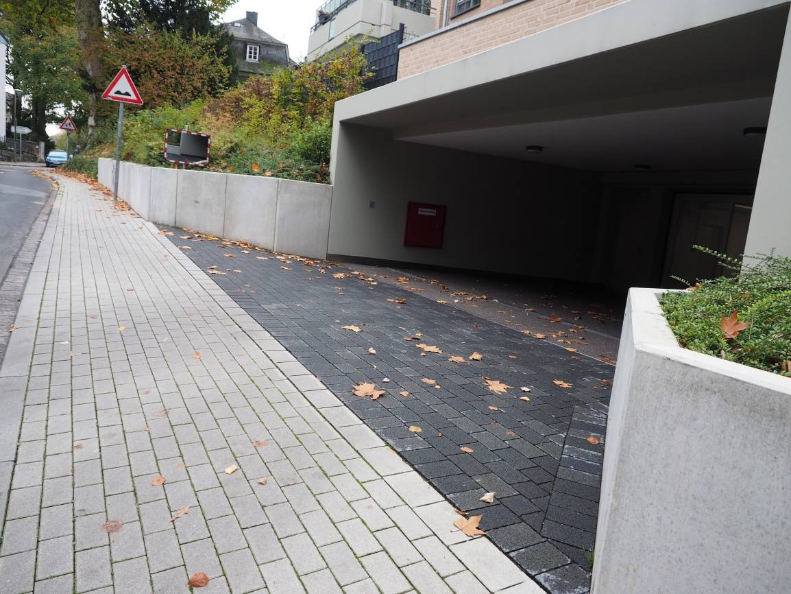  Zu den Neubauten an der Friedhofstraße gehörende Tiefgarage am oberen Ende der Eichstraße. 