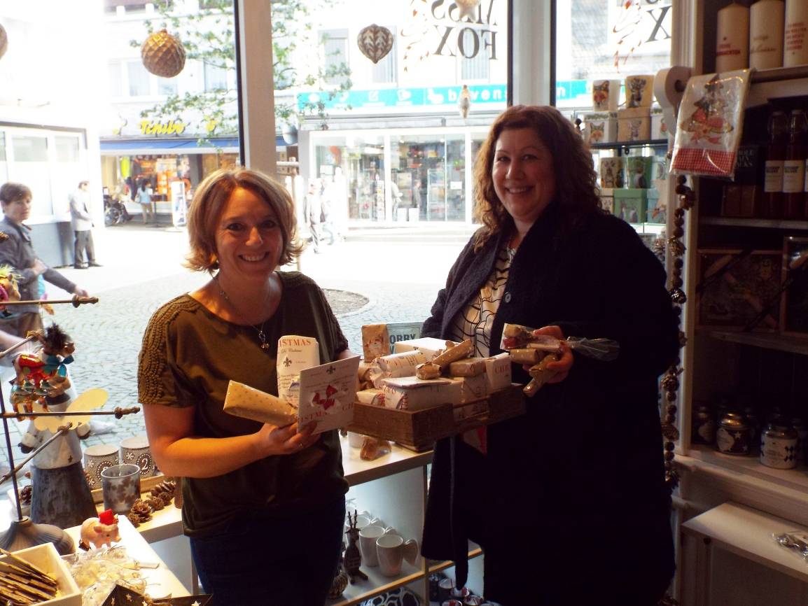  Cora Fuchs und ihre Mitarbeiterin Steffi Böttcher hängen einen Adventskalender im Schaufenster auf. 