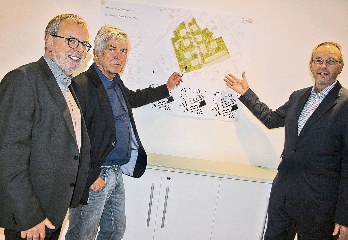  Vorstandskollegen unter sich: Christoph Erven, Bodo Nowodworski und Volker Bauer betrachten den Plan des Neubaugebiets Lindenpark an der Georg-Fischer-Straße. 