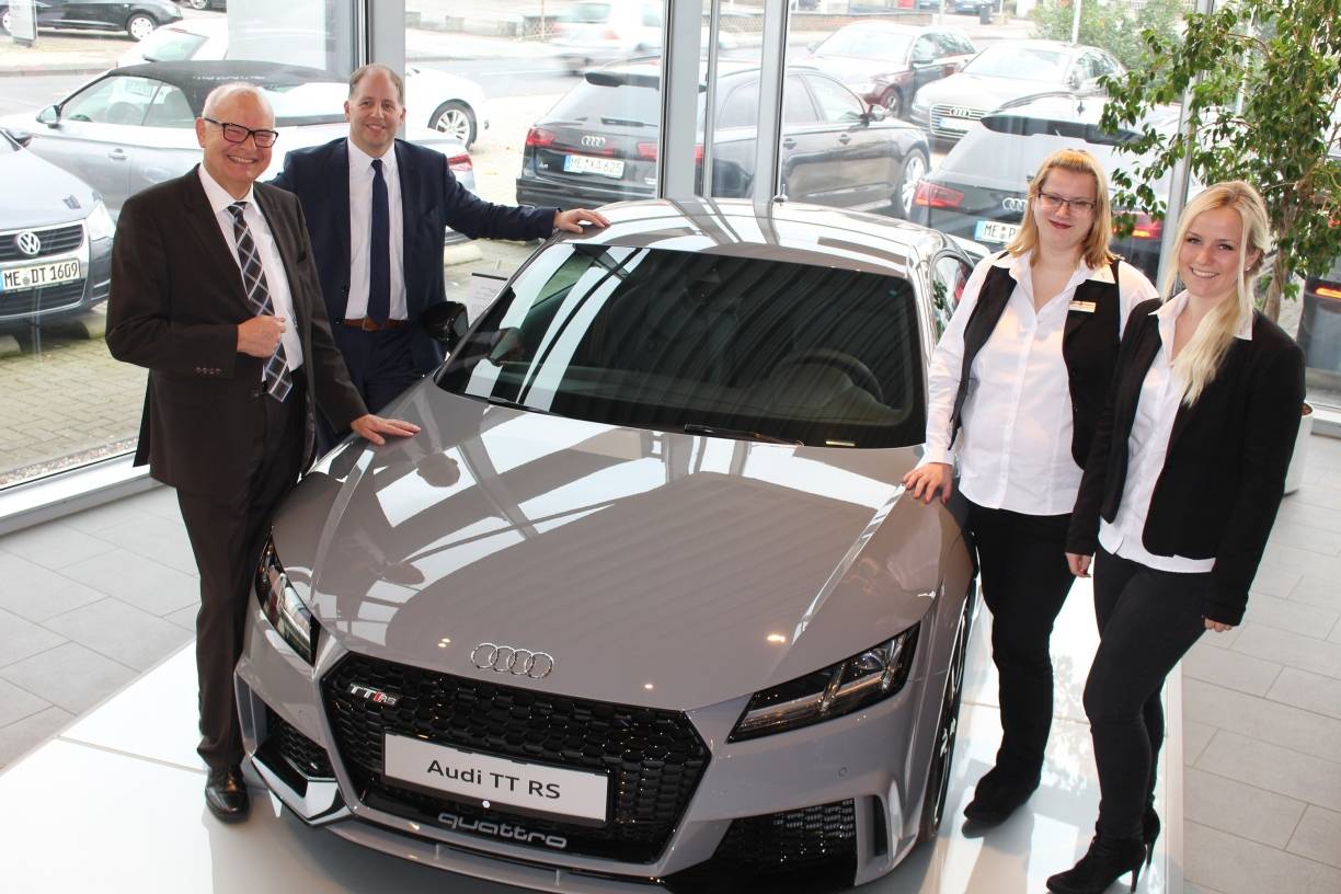  Centerleiter Michael Koch und Serviceleiter Swen Korsten begrüßen mit Bianca Schulz und Sarah Marschke zwei neue Mitarbeiterinnen im Team von Audi Gottfried Schultz. 