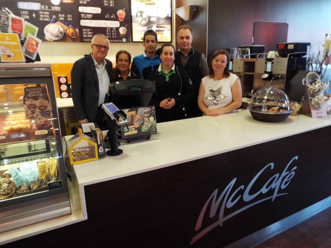  Dirk Imberg (links) und seine Tochter Saskia (rechts) führen die Mettmanner McDonald’s Filiale. 