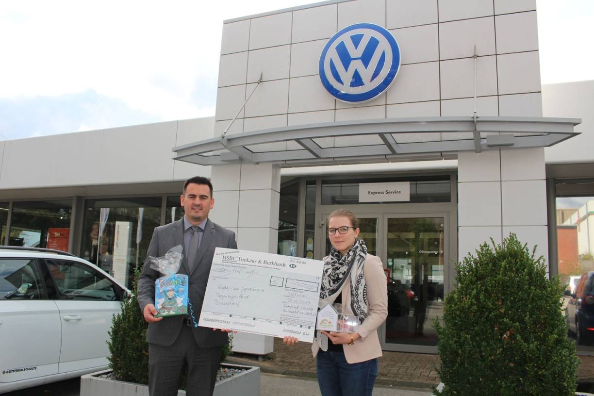  Centerleiter Ivko Todorovic überreicht den Spendenscheck in Höhe von 750 Euro an Larissa Heppener vom Kinder- und Jugendhospiz Regenbogenland in Düsseldorf. 