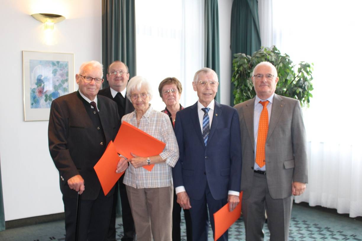  Jubilar Karl Heinz Stauff, Pfarrer Herbert Ullmann, Jubilarin Trude Voepel, zweite Vorsitzende Christa Hausmann, Jubilar Erwin Stalda und Vorsitzender Wilfried Meiswinkel. 