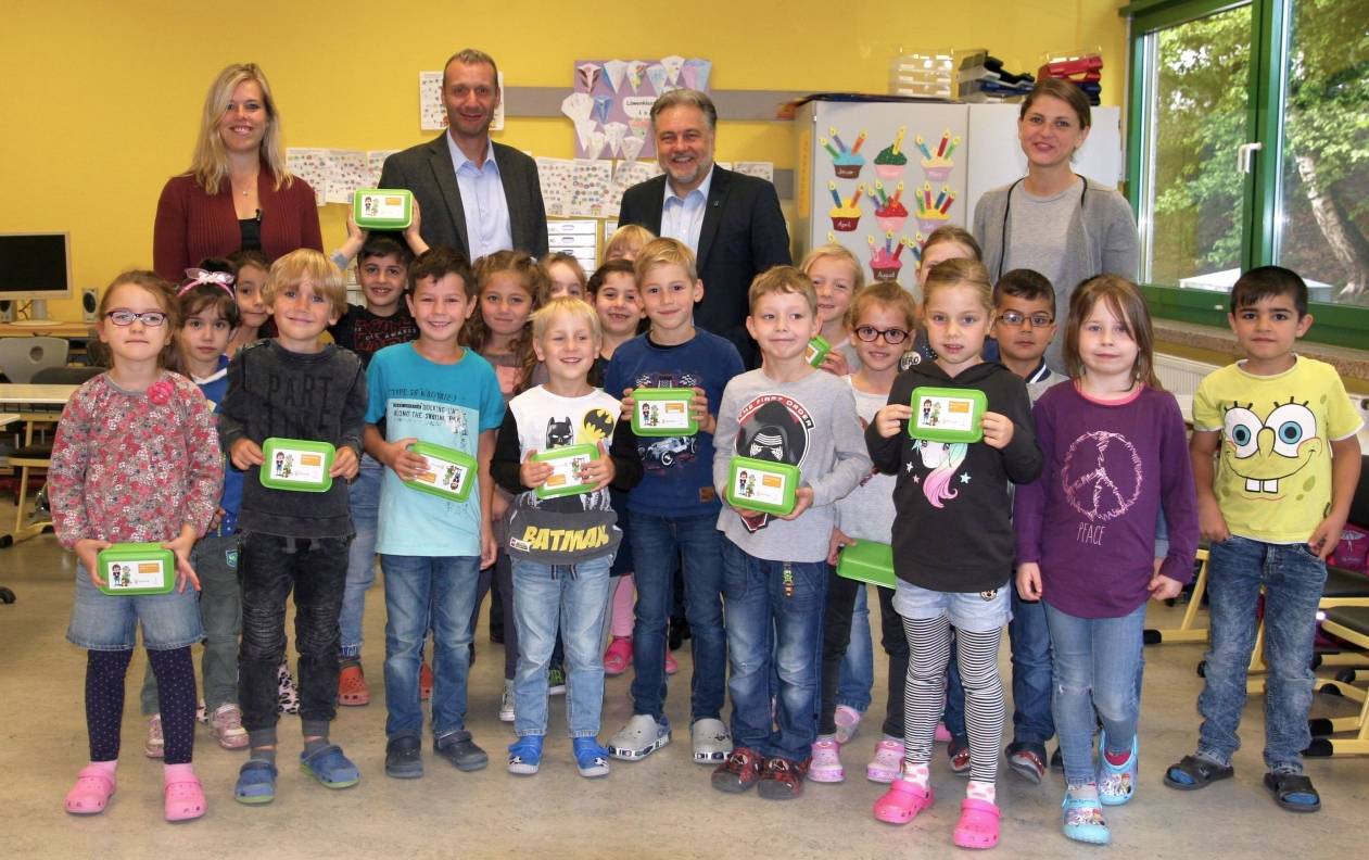  Bild: Über die innogy-Brotboxen freuen sich die Schülerinnen und Schüler der Klasse 1a der Grundschule Herrenhauser Straße gemeinsam mit Bürgermeister Thomas Dinkelmann, Frithjof Gerstner (innogy), sowie die Klassenlehrerinnen Sandra Scheewe (l.) und Aleksandra Dördelmann. 