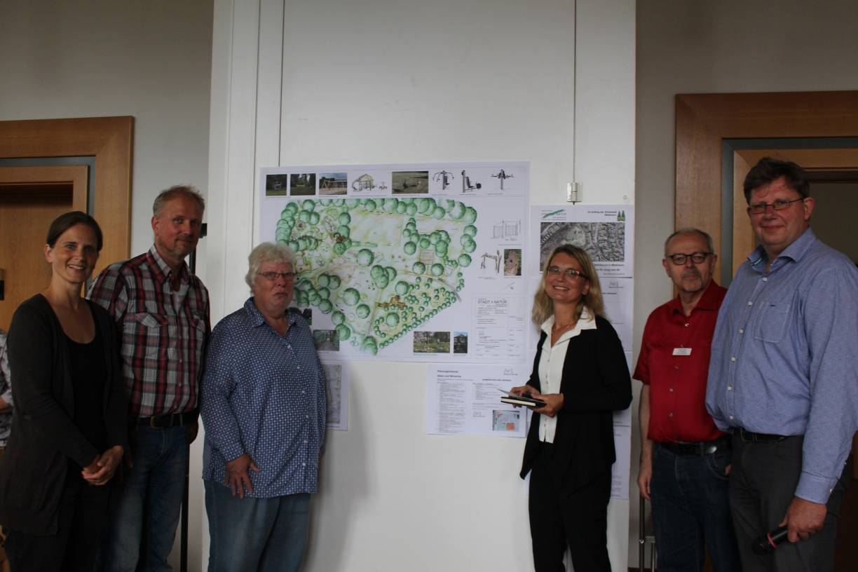  So könnte der Spielplatz der Zukunft aussehen. v.l. Spielplatzpatin Nicola Hengst- Gohlke, Axel Meves (Jugendförderung), Annegret Gaertner (Stadtteilkonferenz), Marketa Kolarova vom beauftragten Ingenieursbüro Stadt und Natur, Robert Güde (Stadtteilkonferenz) und Ferdinand Ortmann (Leiter Grünflächenamt). 