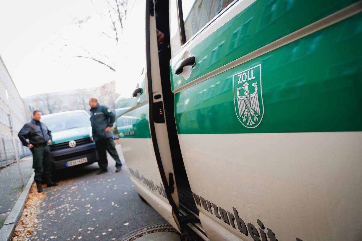  Der Besuch vom Zoll kann für viele Betriebe unangenehm werden. Die Beamten kontrollieren auch die Einhaltung des Mindestlohns. 