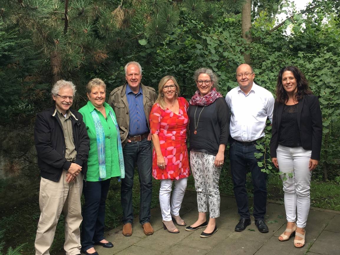  Gemeinsames Engagement der SkF-/SKFM-Geschäftsführungen für die neue Fachberatungsstelle gegen sexualisierte Gewalt (v.l.): Willi Knust, SKFM Velbert e.V.; Marie-Therese Wirtz-Doerr, SkF e.V. Ratingen; Hubert Bader, SKFM Hilden e.V.; Lilo Löffler, SKFM Mettmann e.V.; Bereichsleiterin Eva-Maria Düring, SKFM Mettmann e.V.; Hubert Gering, SKFM Haan e.V.; Stephanie Krone, SkF e.V. Langenfeldnicht im Bild: Norbert Baumgarten, SKFM Erkrath e.V.; Elmar Borgmann, SKFM Monheim e.V. 